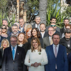 Foto de los premiados con la presidenta de la Junta, el alcalde de Sevilla y el presidente del Grupo Prisa.