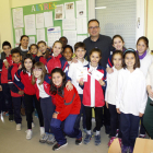 Visita de l’alcalde d’Alpicat, Joan Gilart, al centre escolar per entregar el premi a la guanyadora.
