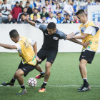 Neymar, en foto de archivo, jugando su propio torneo e intentando regatear a dos rivales.