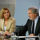 Els ministres M. Dolores de Cospedal i Íñigo Méndez de Vigo, ahir, després del consell de ministres.