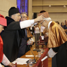 El rector de la UdL, imponiendo el birrete de honoris causa al científico Rattan Lal.