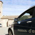 Un vehicle dels Mossos patrullant pel centre de la vila de Montblanc on s'han pres mesures per contenir un brot de coronavirus.