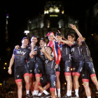El equipo de Chris Froome, el Sky, celebra el triunfo del británico con un ‘selfie’ en el podio de Cibeles.