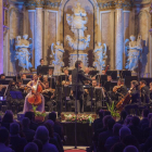 L’Orquestra Julià Carbonell, amb la violoncel·lista solista Laia Puig, va inaugurar dijous el Festival de Pasqua de Cervera. A la dreta, Blooming Duo, ahir a la Sagrada Família.