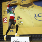 El ciclista italiano Fabio Aru, del Astana, antes de vestir el maillot amarillo que ayer arrebató a Froome.