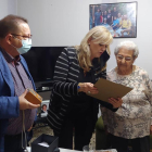 La consellera Violant Cervera i l’alcalde de Seròs, ahir amb la centenària Antònia Floresta.