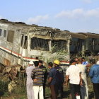 Imagen de los restos de los trenes que chocaron ayer en Egipto.