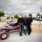 Ares Lahoz, con su Speed Car junto a sus padres después de una de las pruebas del Estatal.