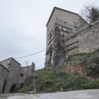 La torre del castell de Vergós, actualment, amb les mesures provisionals de protecció.
