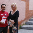 Albert Garcia Elena, ganador del Màrius Torres, y Maria Àngels Cabré, del Vallverdú, ayer con sus libros.