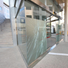 Els vidres estan trencats des del passat 13 de juliol per una gamberrada.