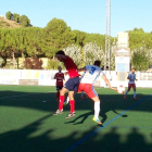 Dos jugadores saltan en la disputa de un balón en el partido entre el Fraga y el Sariñena.
