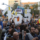Paneles contra el 155 en la marcha de Barcelona.