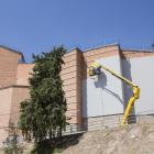 Els plafons aïllants que s’instal·len a la façana que dóna al Camí dels Pagesos de Cervera.