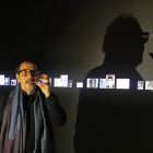Óscar Muñoz, ante el audiovisual ‘El Coleccionista’, una de las obras que exhibe la Fundació Sorigué.