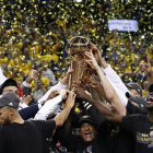 Els jugadors dels Golden State Warriors celebren el cinquè anell de campió de la franquícia de San Francisco.