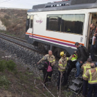 Bomberos ayudaron a evacuar a los 18 pasajeros del tren accidentado, todos ellos ilesos.