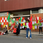 Protesta contra los recortes  -  Sindicatos educativos se concentraron ayer frente a la sede de Educación  y la ‘empapelaron’ con carteles que reclaman la reversión de los recortes”.