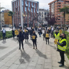 Alguns dels professionals del sector que es van concentrar ahir a la plaça Cervantes de Lleida.