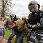 Membres de la policia detenen un dels participants a la protesta celebrada dilluns a Moscou.