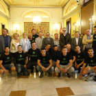 Jugadores, técnicos y directivos del CF Magraners, ayer durante la recepción en la Paeria.