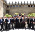 Foto de família dels assistents, ahir, al Palau de la Generalitat, en la constitució de la taula de treball.
