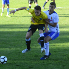 Joan Vicente, agafat per un jugador del Deportivo Aragó, en una acció del partit d’ahir.