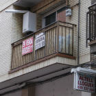 Imatge d’arxiu de cartells de venda de pisos a Lleida.