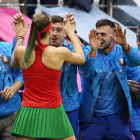 Arina Sabalenka celebra la victòria amb els tècnics bielorussos.