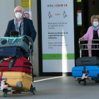 Dos pasajeros llegando este domingo al aeropuerto de Palma de Mallorca.
