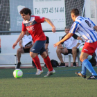 Carlos, autor del primer gol per al Balaguer, condueix la pilota davant d’Aguilà, del Torrefarrera. 