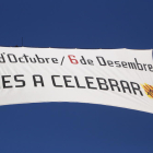 Una pancarta en contra de la celebración del 12 de octubre y el 6 de diciembre en Linyola.