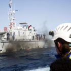 Imatge facilitada per l’ONG alemanya de la patrulla líbia en aigües del Mediterrani.