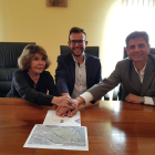 La impulsora del projecte, l’alcalde de Bossòst i un representant de Green Project, amb el conveni.