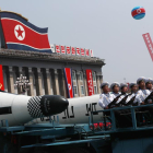 Imatge d’un dels tipus de míssils que va mostrar ahir l’Exèrcit de Corea del Nord en la desfilada militar.