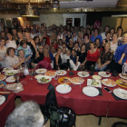 Más de 90 mujeres acudieron ayer a la cena de reencuentro en el Bowling de Lleida, donde se reunieron tras décadas sin verse.