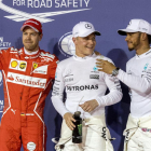 Valtteri Bottas, entre Vettel y Hamilton, tras conseguir la ‘pole’.