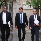 El president Carles Puigdemont, el vicepresident Oriol Junqueras i el conseller Jordi Turull es dirigeixen a la reunió del Govern.