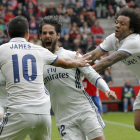 James i Marcelo feliciten un eufòric Isco, autor ahir de dos gols, el segon clau, al minut 90.