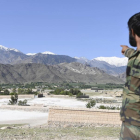 Un militar afgano indica la zona sobre la que EEUU lanzó la bomba.