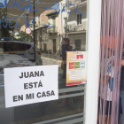 Imatge d’un bar amb un cartell en suport a Juana Rivas.