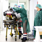 Personal sanitari atén un pacient de covid-19 a l'uci de l'Hospital Universitari d'Essen, Alemanya