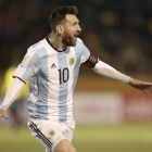 Leo Messi festeja uno de los tres goles que ayer le endosó a Ecuador y que valieron la clasificación.