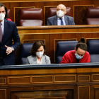 Imagen de archivo del presidente del gobierno español, Pedro Sánchez, con los vicepresidentes Carmen Calvo y Pablo Iglesias en el Congreso.