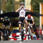 Barguil celebra la victòria d’etapa amb Quintana i Contador esprintant al fons.
