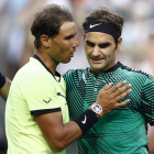 Nadal felicita a Federer tras el partido.