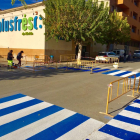 Imagen de los pasos de zebra con franjas azules de Almacelles.