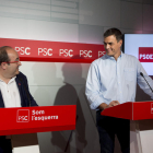 El líder del PSC, Miquel Iceta, y el del PSOE, Pedro Sánchez, ayer en rueda de prensa en Barcelona.