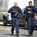 Agents de policia gals munten guàrdia als voltants de la seu de l’FMI a París.