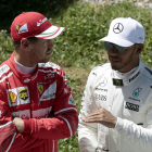 Vettel y Hamiton conversan después de firmar las dos primeras posiciones en Montmeló.